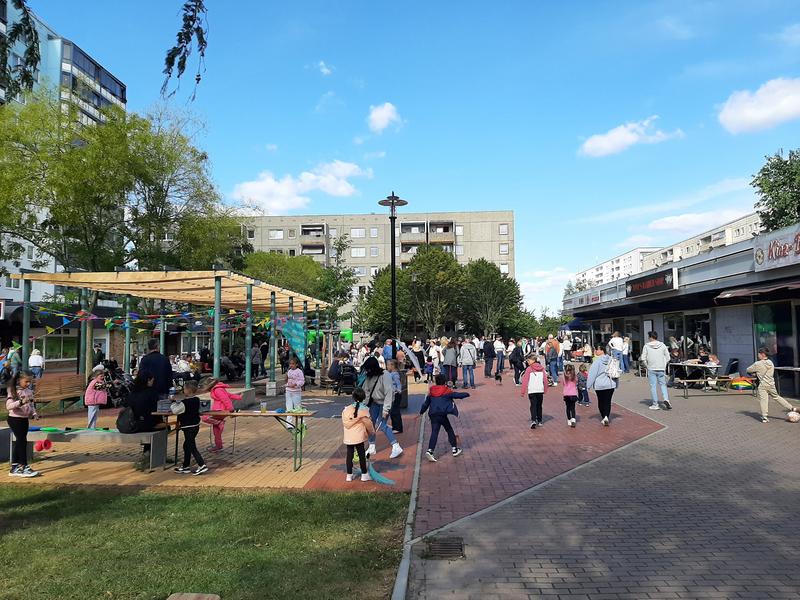 Quartiersplatz mit Nachbarschaftsfest (Foto: Quartiersmanagement Kosmosviertel)